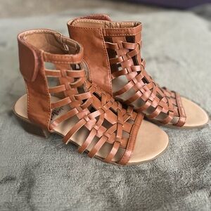 Big Kids Size 4 Sandal with Velcro strap. 🤎